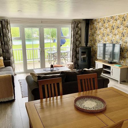 'That One' Our Cotswold Lakeside Lodge Cirencester Exterior foto