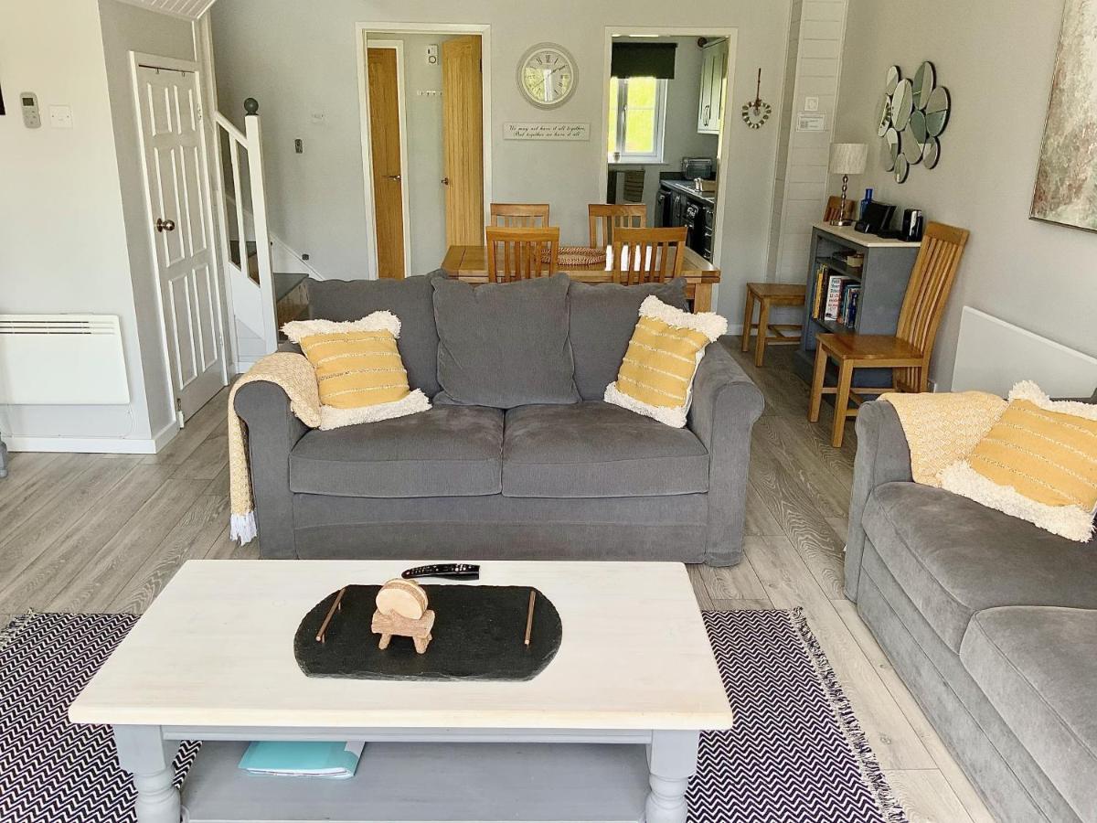 'That One' Our Cotswold Lakeside Lodge Cirencester Exterior foto